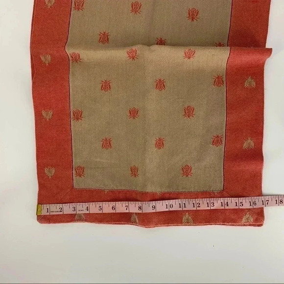 Giuliana Ricami Tuscan Linen Jacquard Honeybee Table runner - Picture 7 of 8